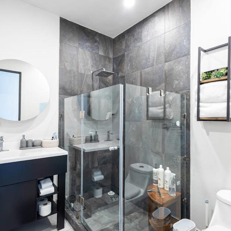 Bright and Modern Condo w/ Balcony, Shared Pool, A/C, minutes to Beach & Town - Casa - 21