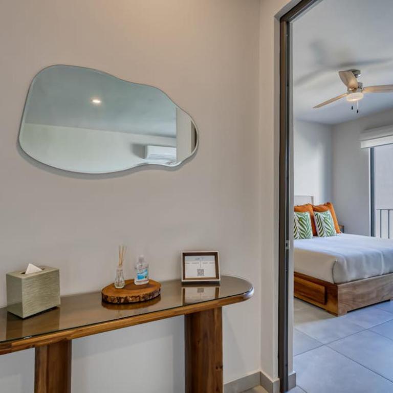Bright and Modern Condo w/ Balcony, Shared Pool, A/C, minutes to Beach & Town - Casa - 23
