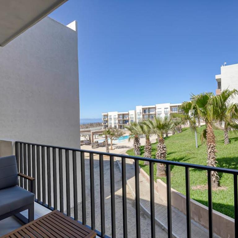 Bright and Modern Condo w/ Balcony, Shared Pool, A/C, minutes to Beach & Town - Casa - 24