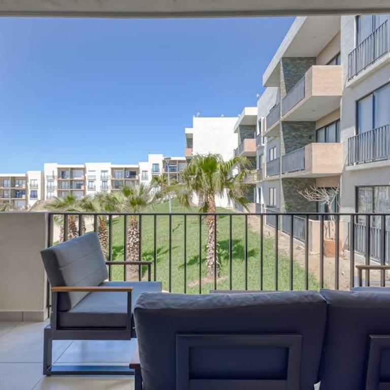 Bright and Modern Condo w/ Balcony, Shared Pool, A/C, minutes to Beach & Town - Casa - 25