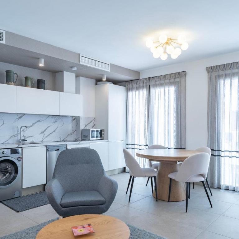 Stylish City-Centre Apartment with Private Terrace, Pool & Parking - Appartement - 5