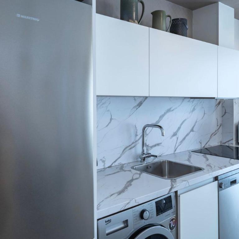 Stylish City-Centre Apartment with Private Terrace, Pool & Parking - Appartement - 8