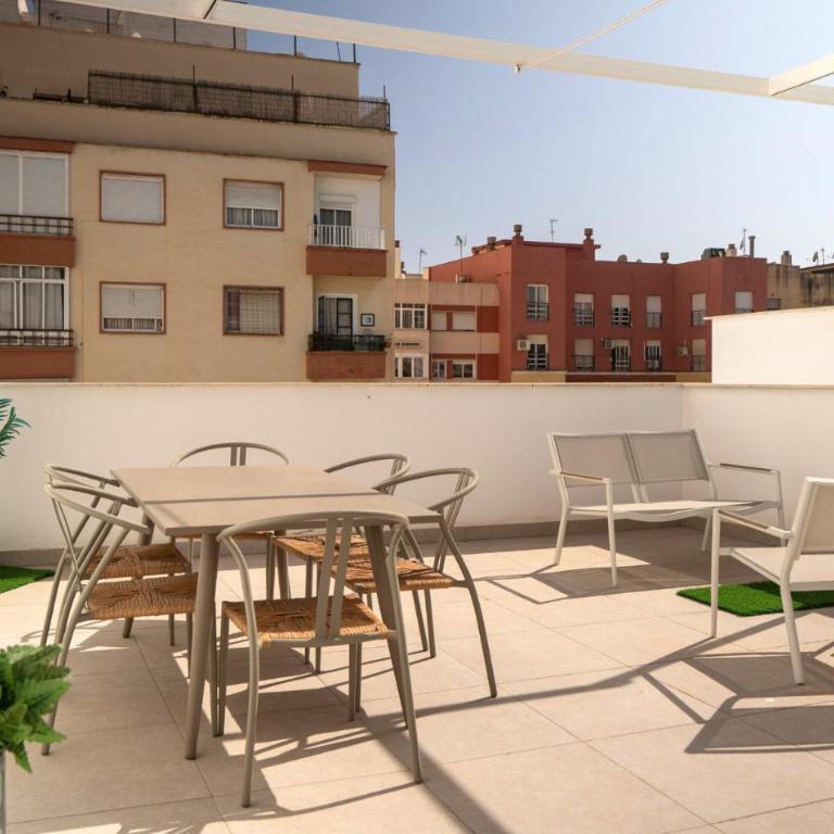 Stylish City-Centre Apartment with Private Terrace, Pool & Parking - Appartement - 19