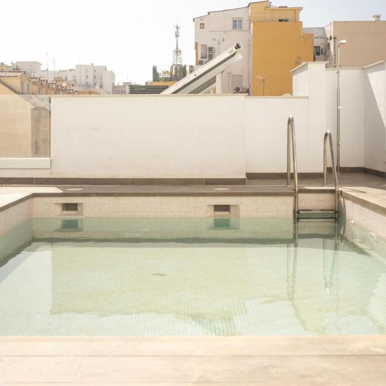 Stylish City-Centre Apartment with Private Terrace, Pool & Parking - Appartement - 20