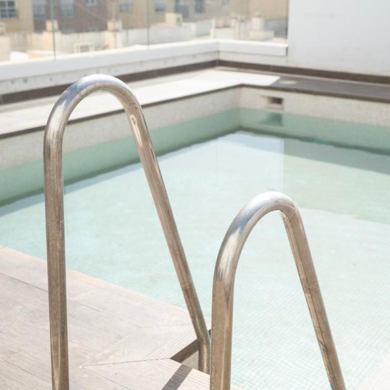 Stylish City-Centre Apartment with Private Terrace, Pool & Parking - Appartement - 22
