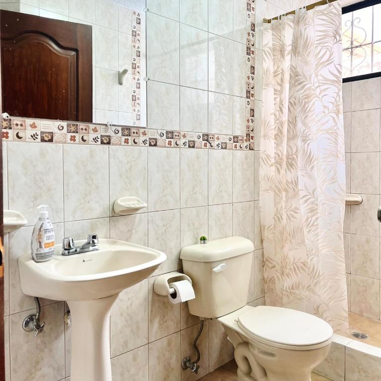 Centrica y Residencial - Three-Bedroom House - 6