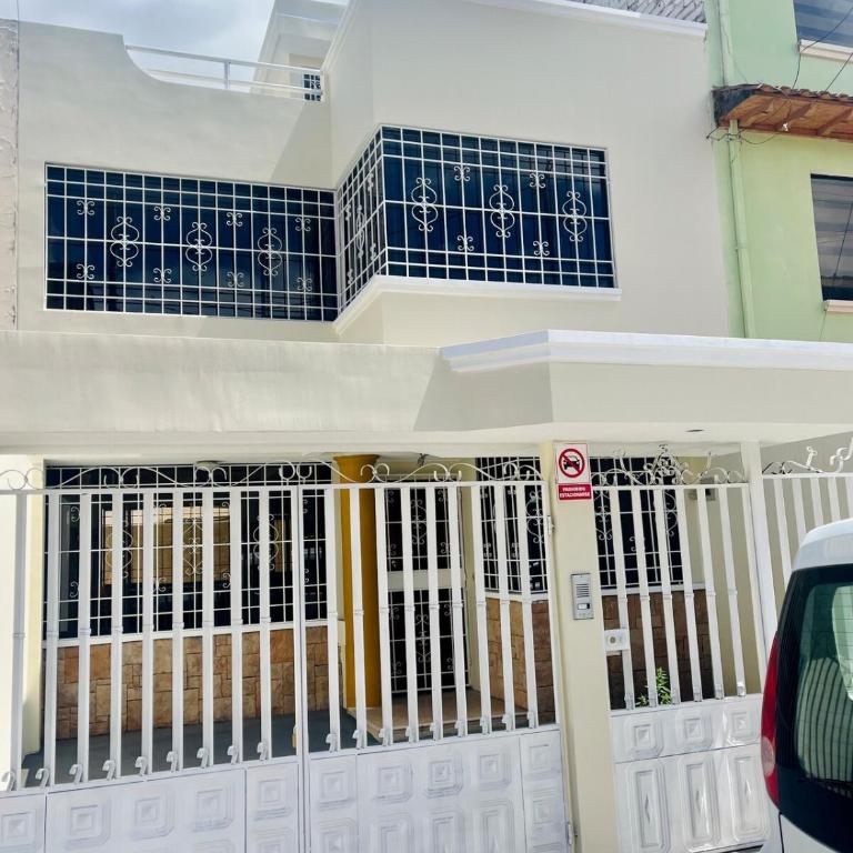 Centrica y Residencial - Three-Bedroom House - 13