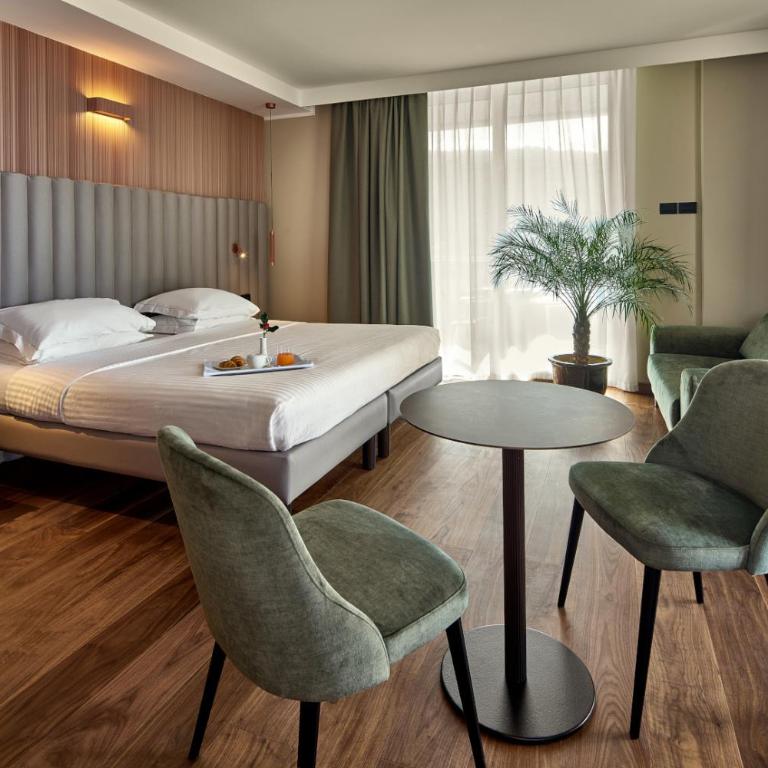 Hotel Kristal Palace - Tonelli Hotels - Adult Friendly - Attic Room with Lake View - 9