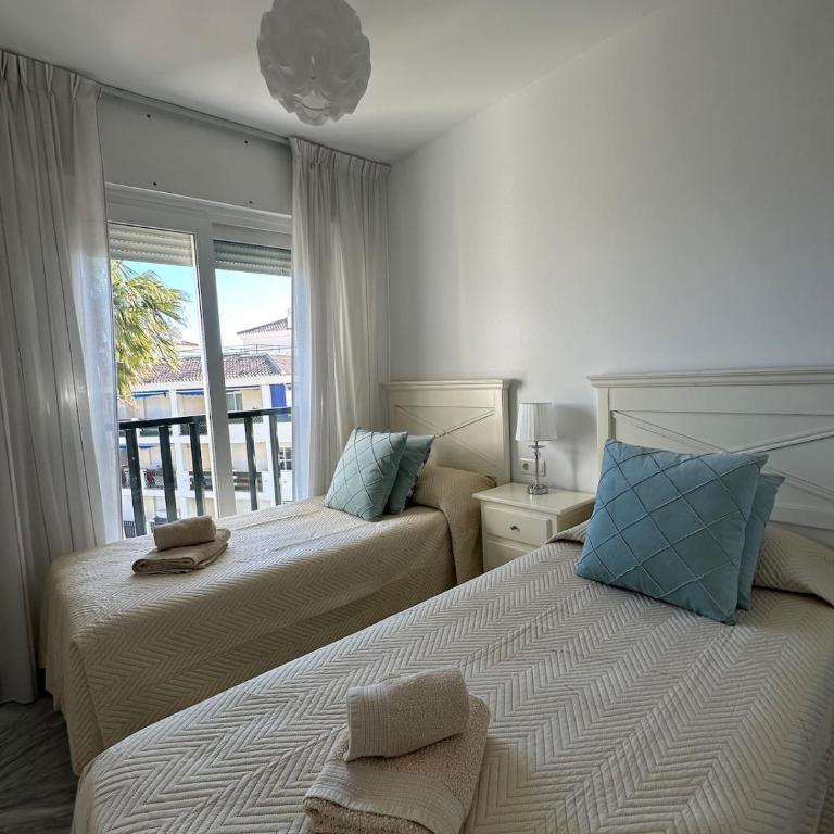 Lorcrimar III Apartment with Sea Views, Pool, Paddle Courts and Parking - Two-Bedroom Apartment - 10
