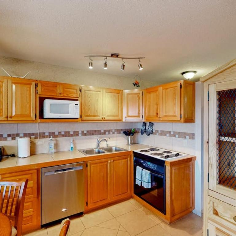Inviting Apartment across from the Beach with Pool, Grill, Balcony & Golf nearby - Casa - 6
