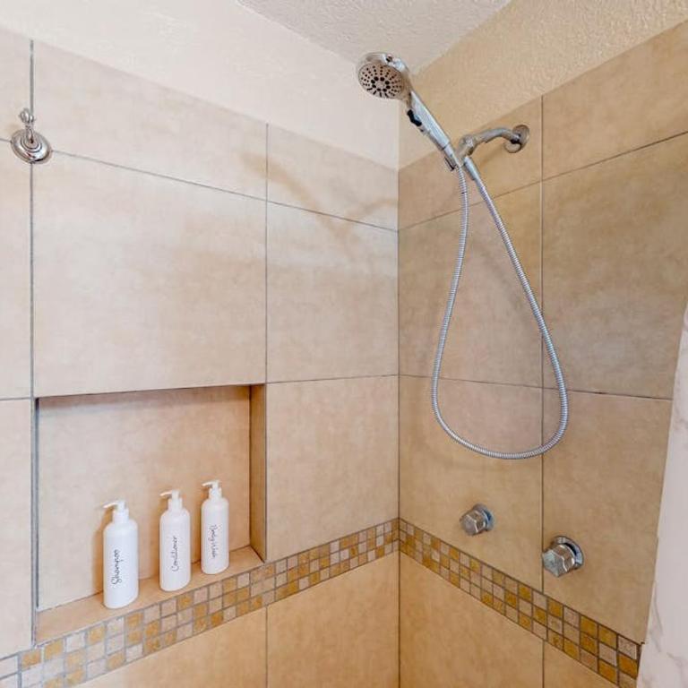 Inviting Apartment across from the Beach with Pool, Grill, Balcony & Golf nearby - Casa - 12