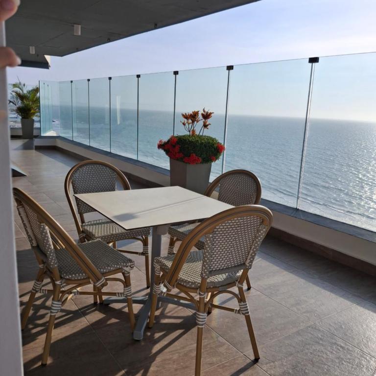 Morros Luxury Beachfront Infinity Pool - One-Bedroom Apartment - 1