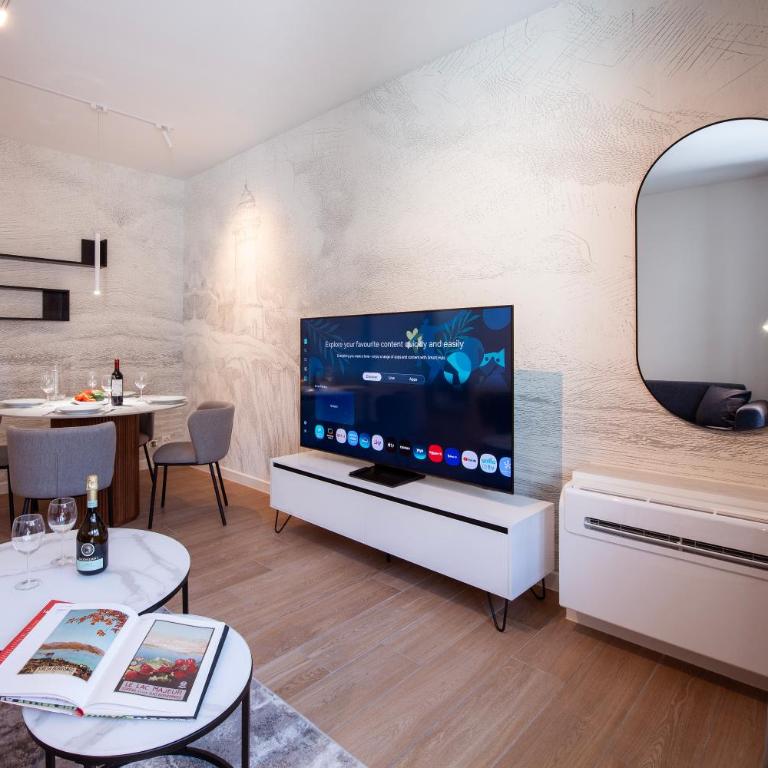 Boutique Suites - Two-Bedroom Deluxe Apartment - 9