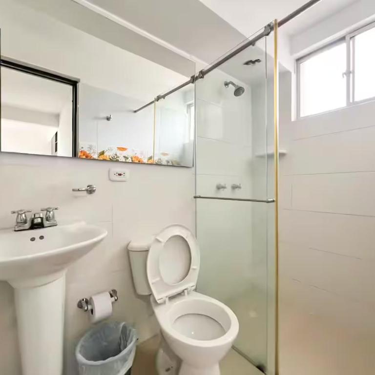 Comodo Apto de 3 Hab - Piscina y Balcón Privado - Three-Bedroom Apartment - 2