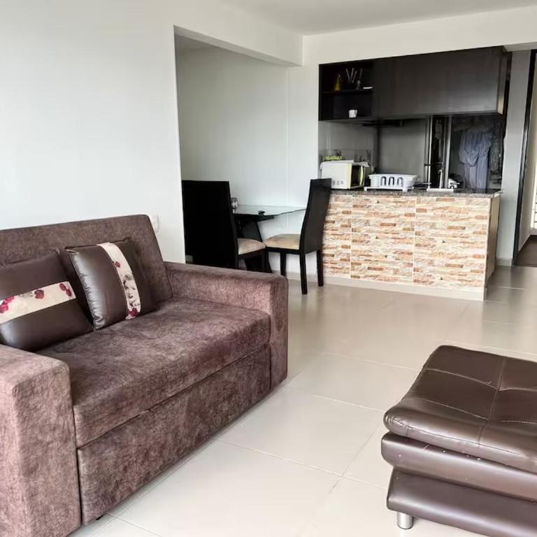Comodo Apto de 3 Hab - Piscina y Balcón Privado - Three-Bedroom Apartment - 6