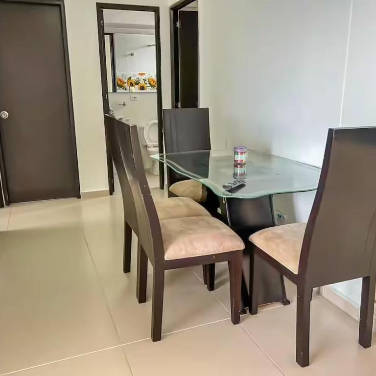 Comodo Apto de 3 Hab - Piscina y Balcón Privado - Three-Bedroom Apartment - 10