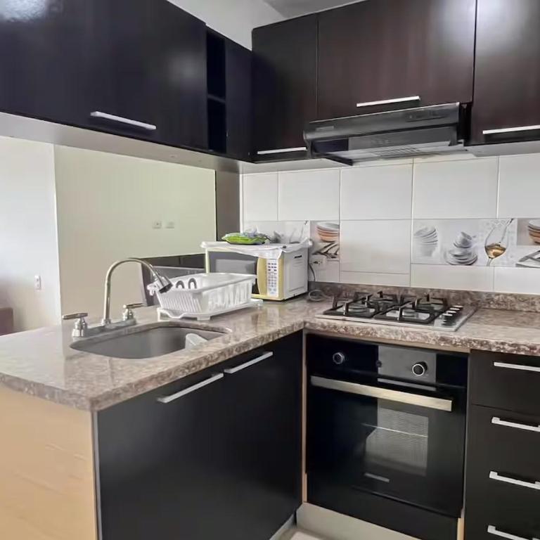 Comodo Apto de 3 Hab - Piscina y Balcón Privado - Three-Bedroom Apartment - 8