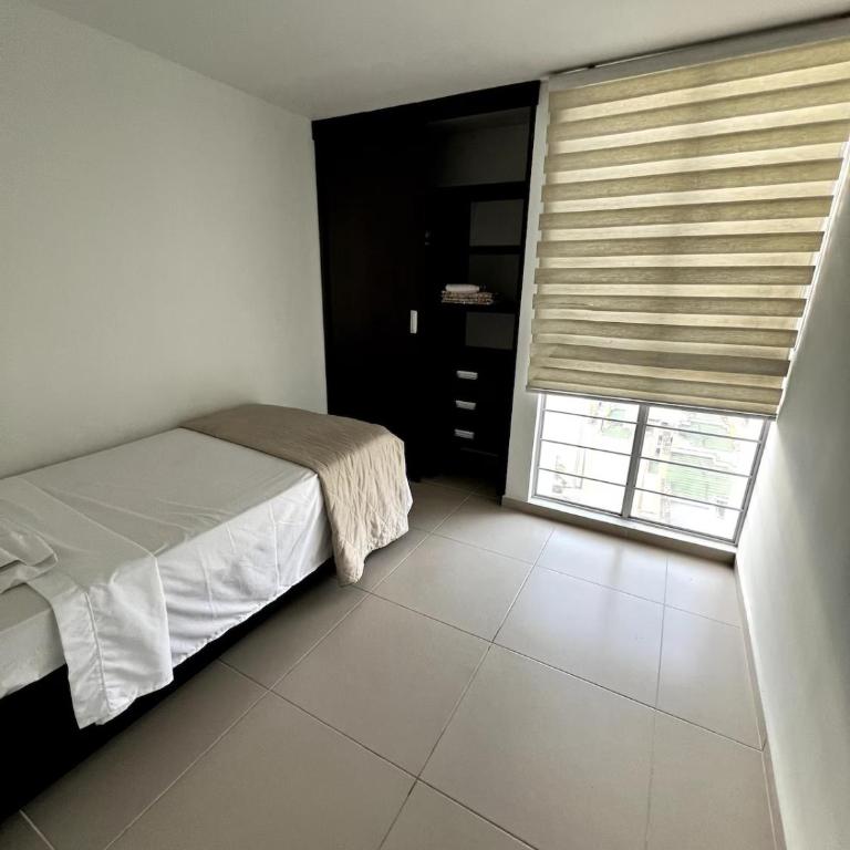Comodo Apto de 3 Hab - Piscina y Balcón Privado - Three-Bedroom Apartment - 12