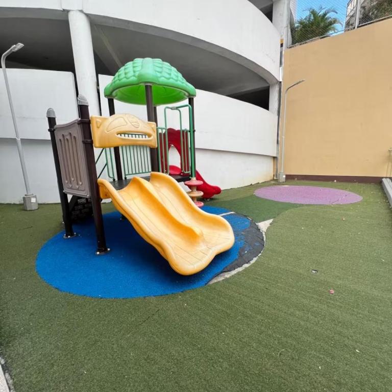 Comodo Apto de 3 Hab - Piscina y Balcón Privado - Three-Bedroom Apartment - 11