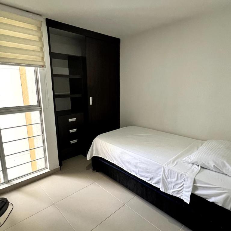 Comodo Apto de 3 Hab - Piscina y Balcón Privado - Three-Bedroom Apartment - 14