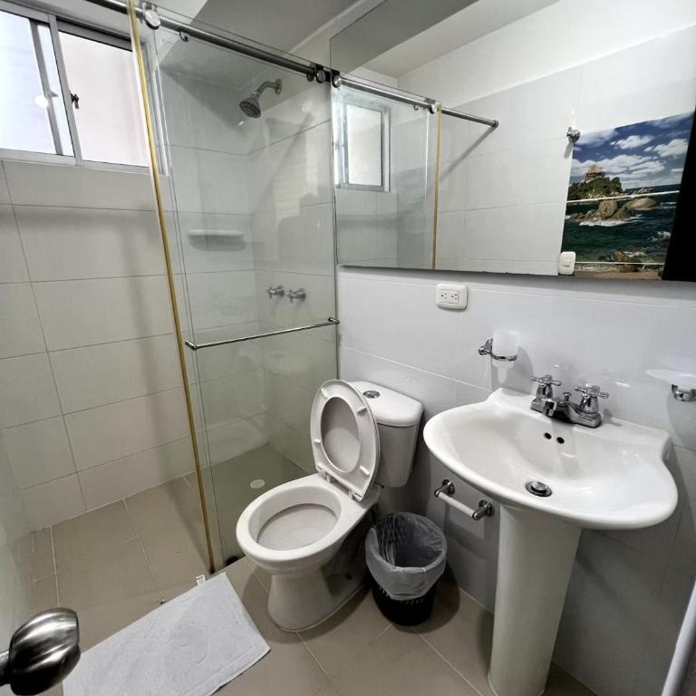 Comodo Apto de 3 Hab - Piscina y Balcón Privado - Three-Bedroom Apartment - 13