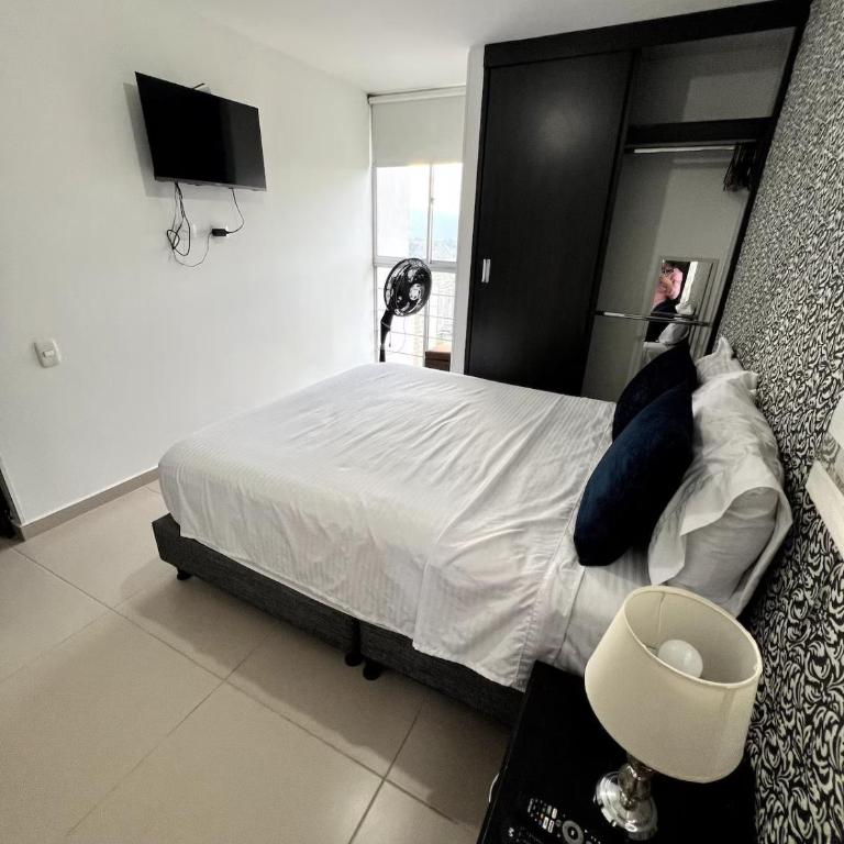 Comodo Apto de 3 Hab - Piscina y Balcón Privado - Three-Bedroom Apartment - 17