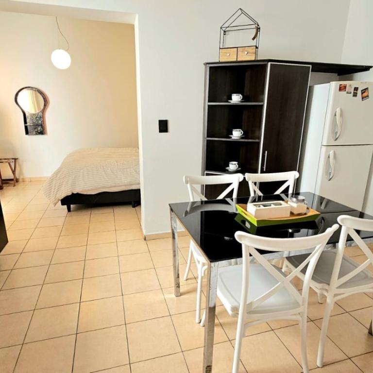 Mona Suites - Departamentos muy amplios- Estacionamiento Privado con cámaras de Seguridad - Sanatorio Allende 200 mts-Hospital Privado - Estadio Kempes caminando- Universidad Siglo 21 - Complejo Ferial Córdoba - Quorum - Aeropuerto Internacional Taravella - Loft - 10