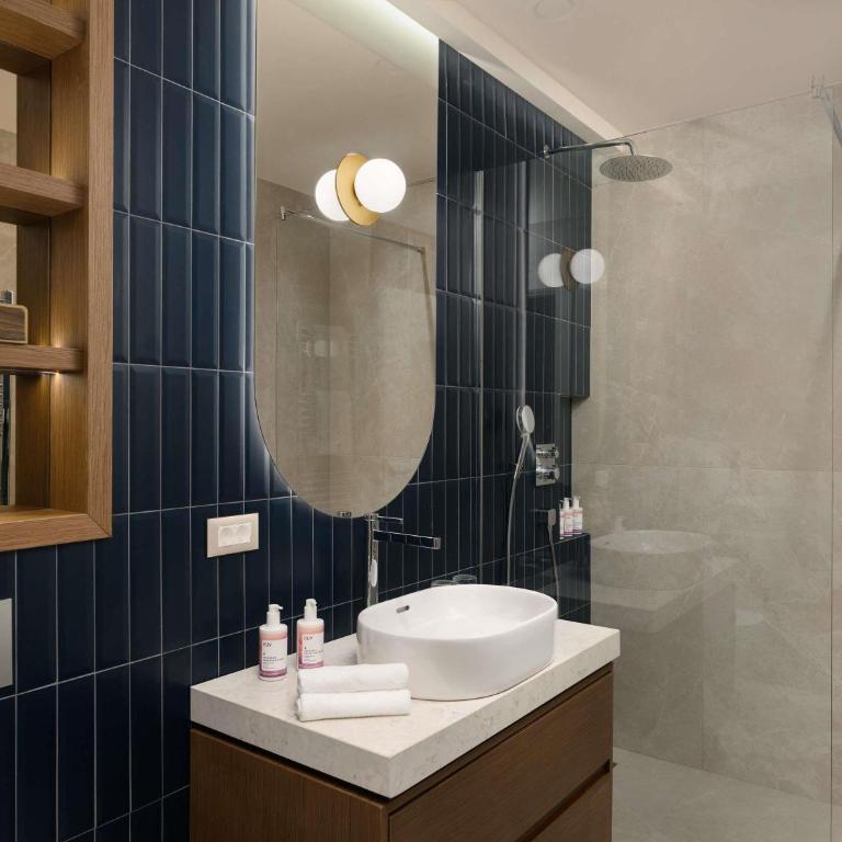 Mövenpick Hotel & Residences Teuta Kotor Bay - Deluxe Apartment with One Double Bed and Sofa - 2