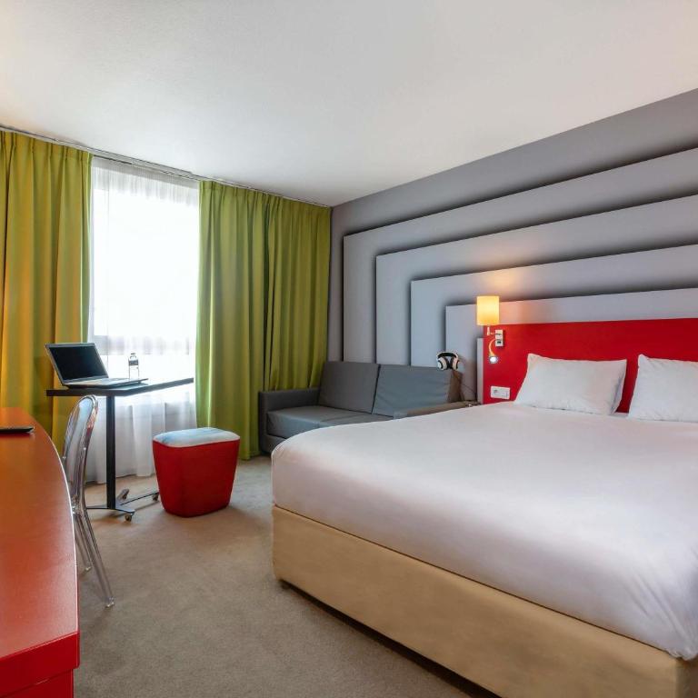 ibis Styles Avignon Sud - Chambre Familiale Standard avec 1 Lit Double et 2 Canapés-Lits - 2