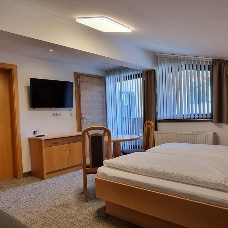 Pension Zum wilden Hannes - Dreibettzimmer mit Balkon - 3