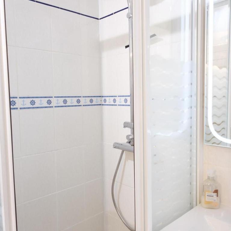 Logement 4 pers à 50m de la plage - Appartement - 8