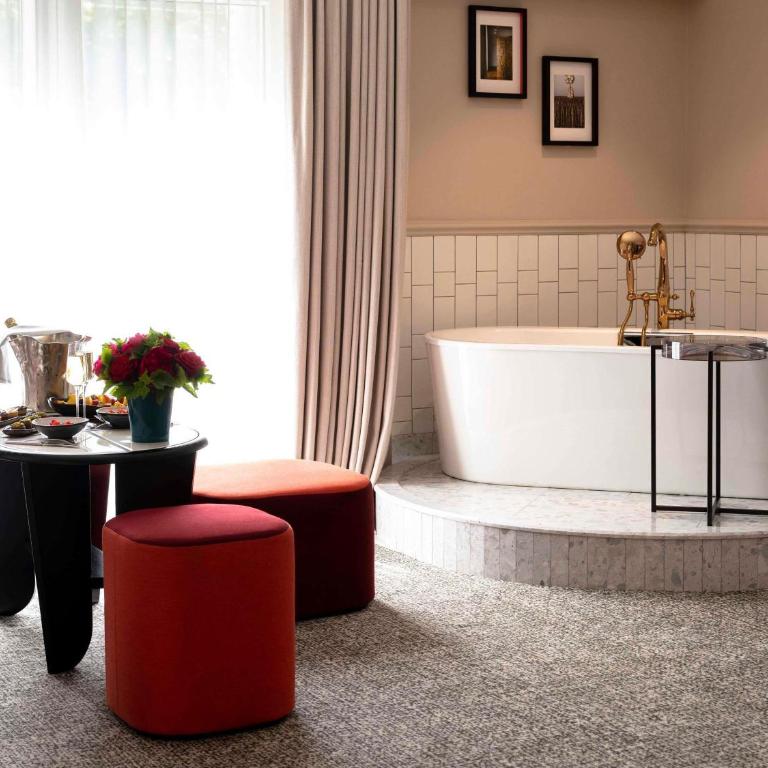 Sofitel Le Scribe Paris Opera - Suite Lune de Miel avec Lit Rond, Baignoire et Coin Salon - Vue sur Grand Boulevard - 1