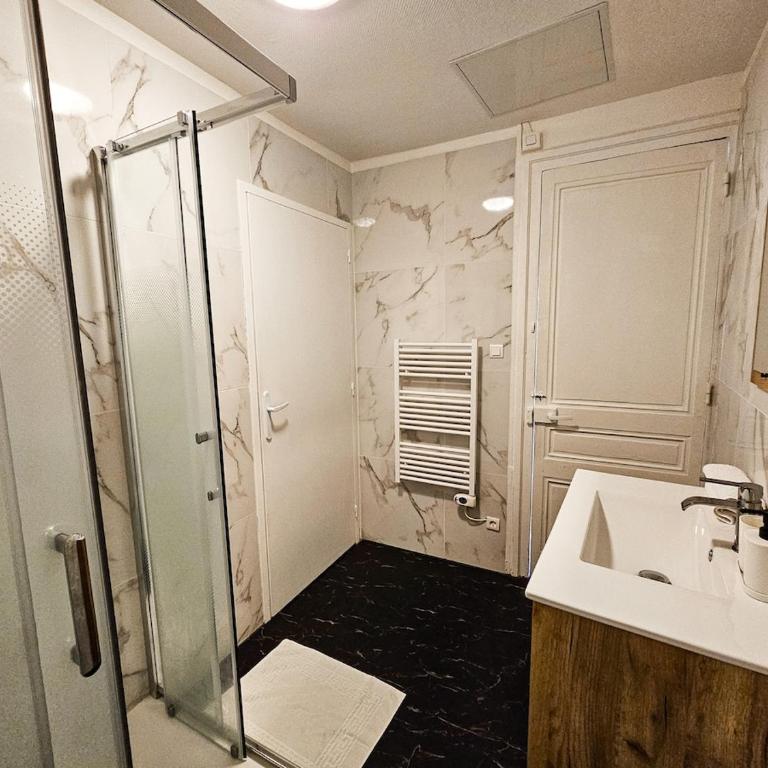 Perle Rare 4 PERSONNES Design Neuf Tout à Pied Place du peuple - Appartement 1 Chambre - 13