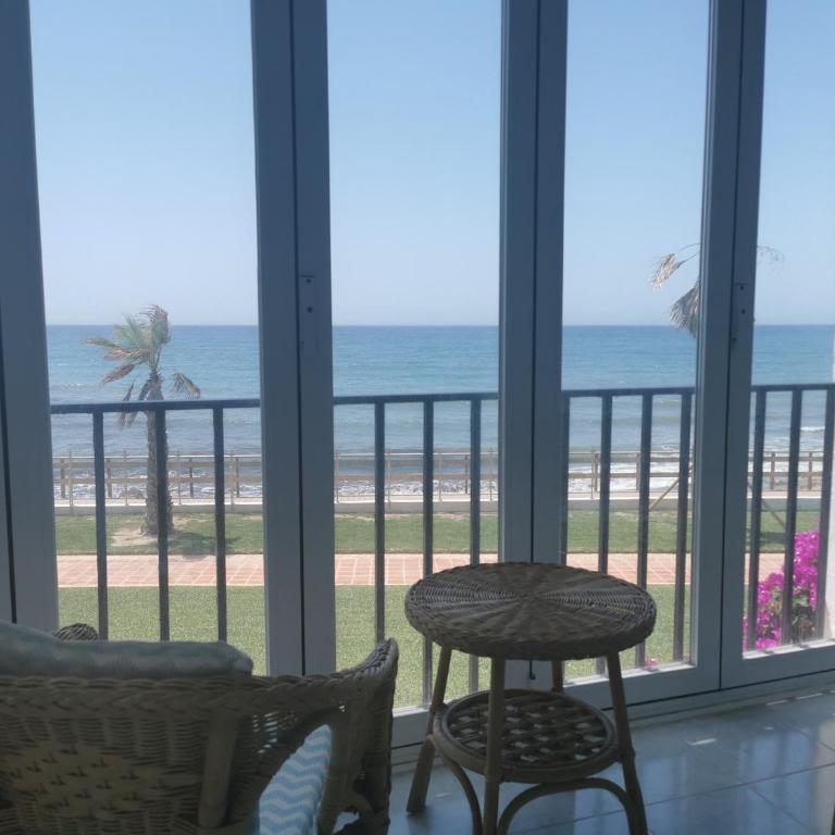 Dona Lola Sandra - Frontline beach house with full sea views within a short drive to Marbella - Costa del sol CS108 - Maison de Vacances - 12