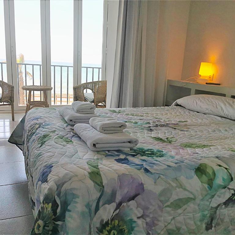 Dona Lola Sandra - Frontline beach house with full sea views within a short drive to Marbella - Costa del sol CS108 - Maison de Vacances - 11