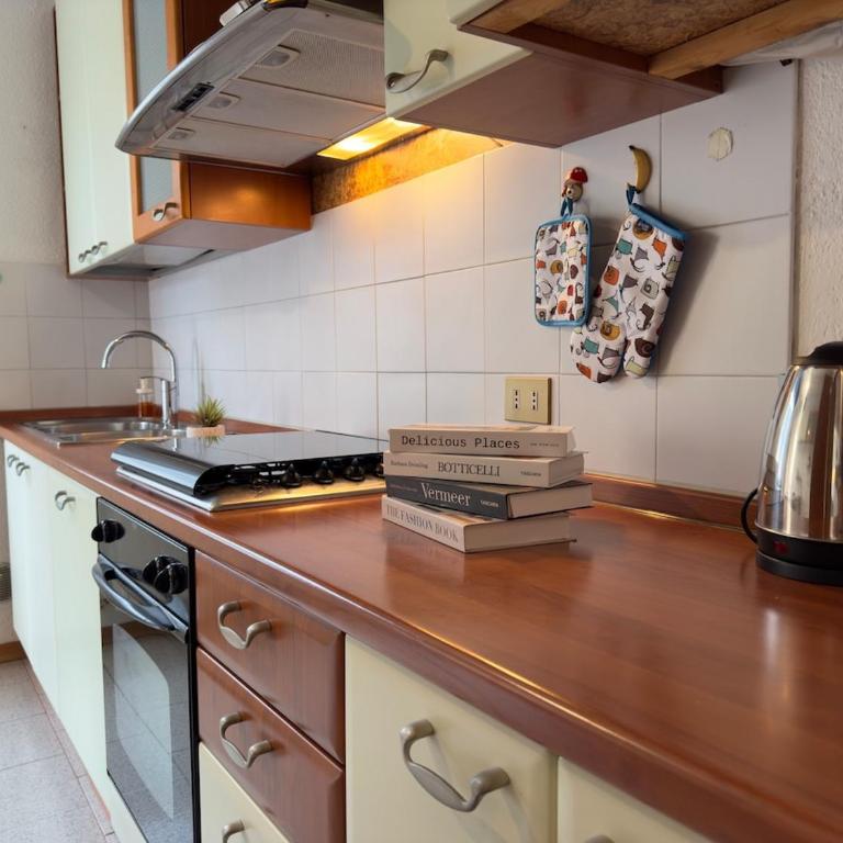Tavernola Suites - A stone's throw from the ferry - Two-Bedroom Apartment - 24