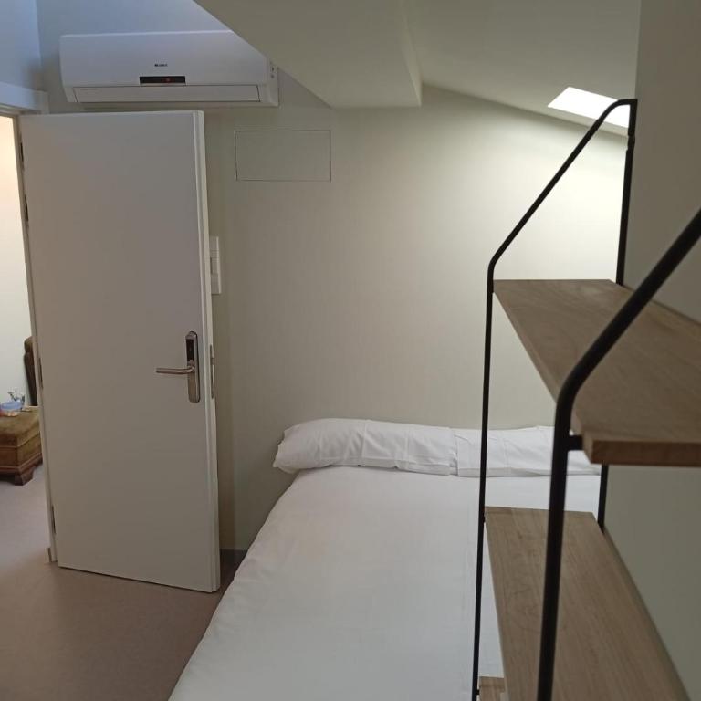 Loureiros Dorm - Double Room with Private Bathroom - 4