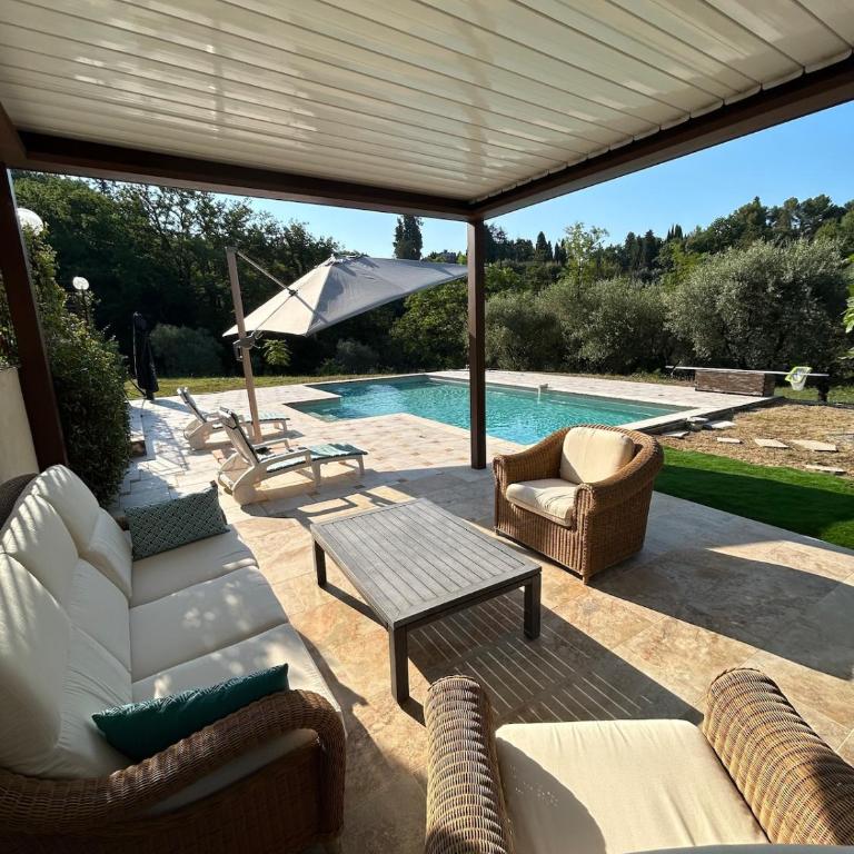 Villa avec piscine dans un écrin de verdure - Villa - 1