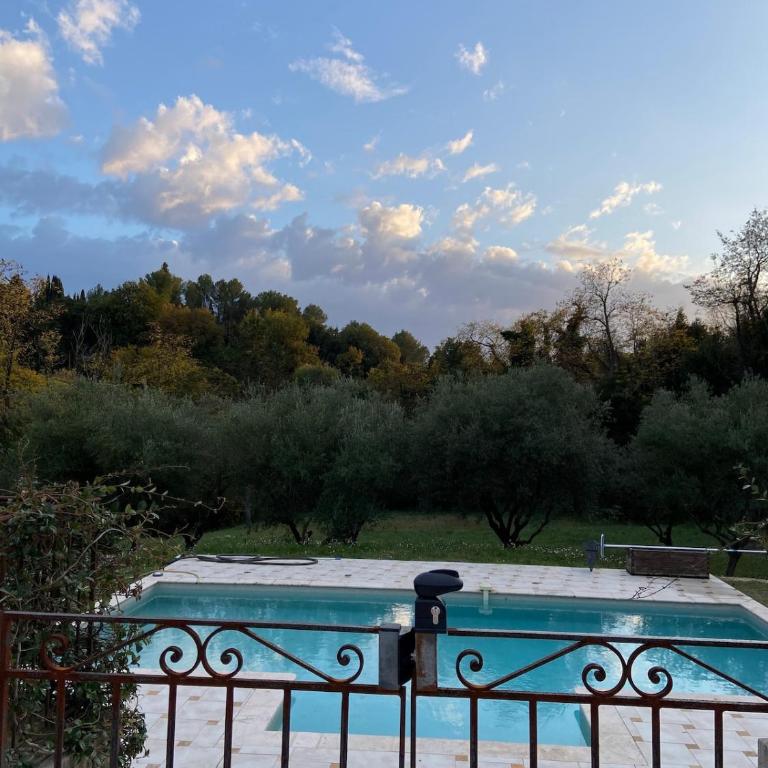 Villa avec piscine dans un écrin de verdure - Villa - 32
