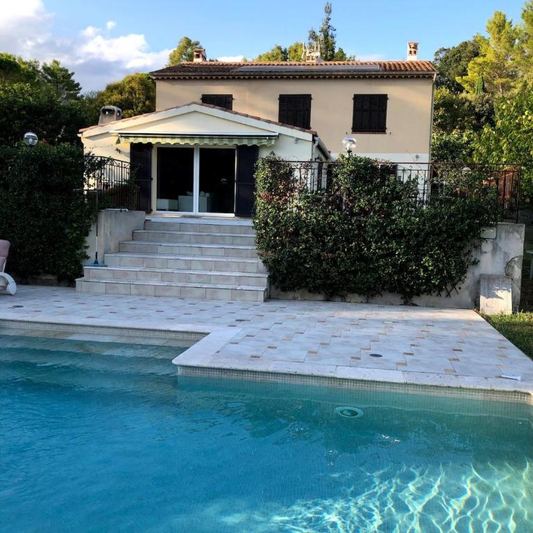 Villa avec piscine dans un écrin de verdure - Villa - 37