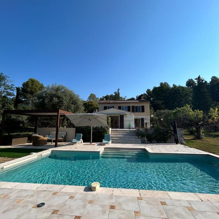 Villa avec piscine dans un écrin de verdure - Villa - 6