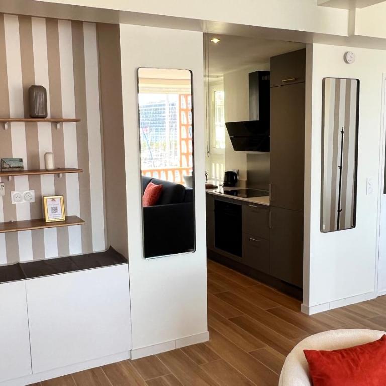 Superbe 2 pièces, terrasse face au port et mer - Apartment mit 1 Schlafzimmer - 42