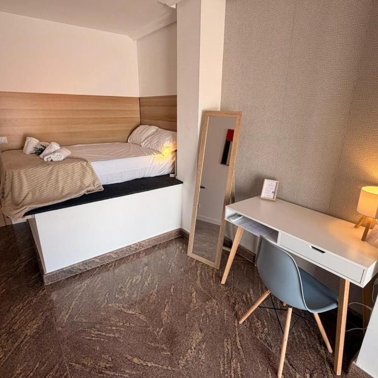 Balcony room with AC near Alicante center - Double Room - 9