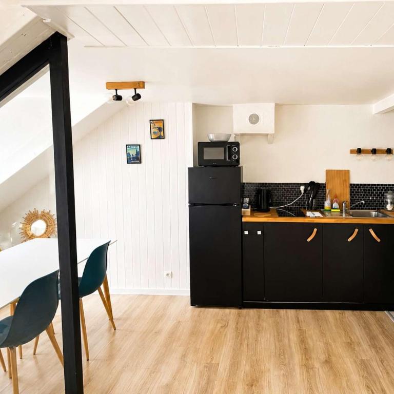 Adèle – Studio cocooning tout équipé • 2 pers • Hyper centre Grenoble • Tram à pied - Studio Apartment - 3