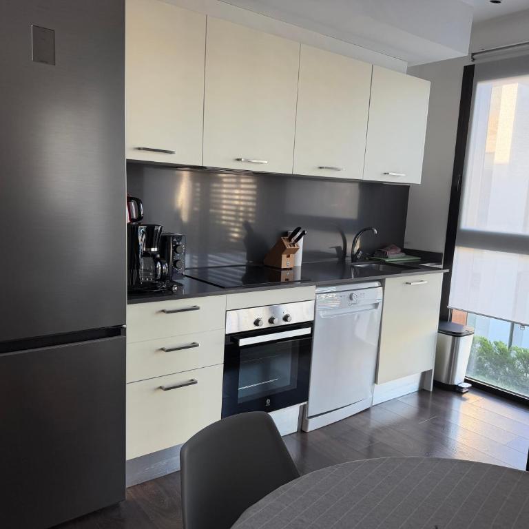Modern Flat by the Sea with Swimming Pool - Two Bedroom - Apartamento de 2 dormitorios con balcón - 8