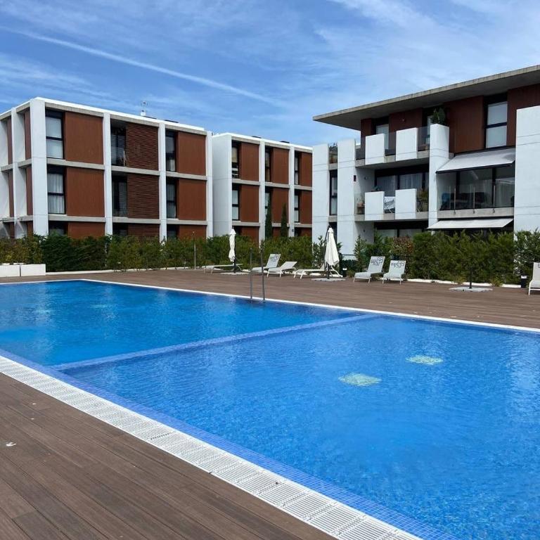Modern Flat by the Sea with Swimming Pool - Two Bedroom - Apartamento de 2 dormitorios con balcón - 1