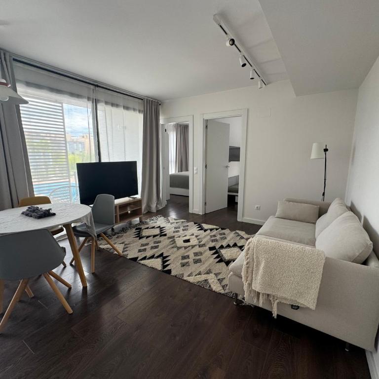 Modern Flat by the Sea with Swimming Pool - Two Bedroom - Apartamento de 2 dormitorios con balcón - 10