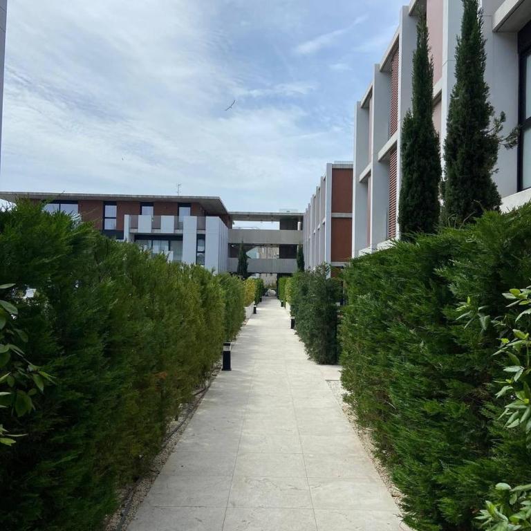 Modern Flat by the Sea with Swimming Pool - Two Bedroom - Apartamento de 2 dormitorios con balcón - 2