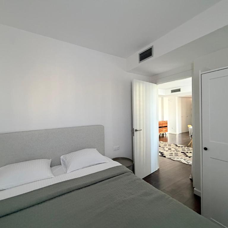 Modern Flat by the Sea with Swimming Pool - Two Bedroom - Apartamento de 2 dormitorios con balcón - 15