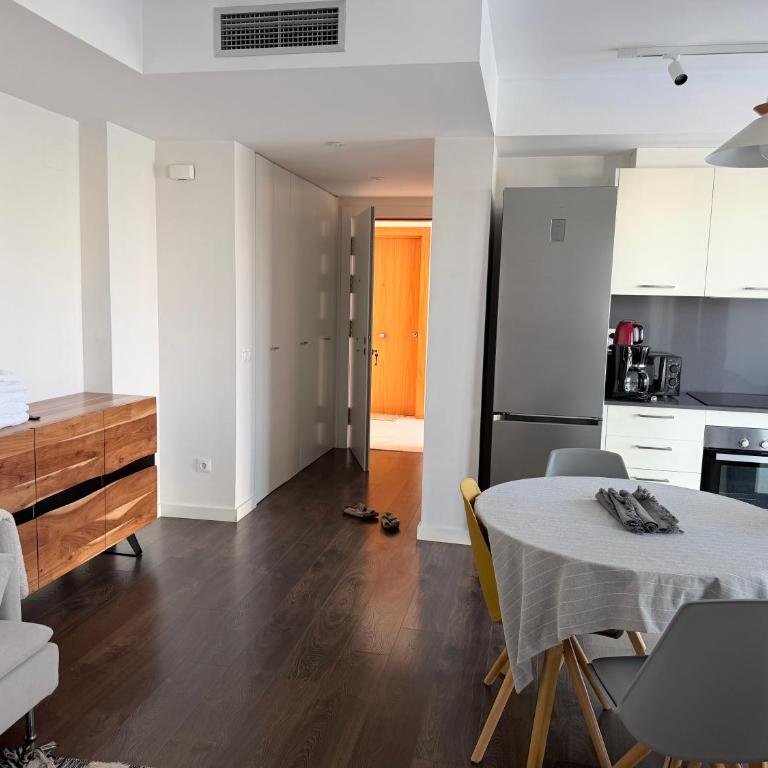 Modern Flat by the Sea with Swimming Pool - Two Bedroom - Apartamento de 2 dormitorios con balcón - 36